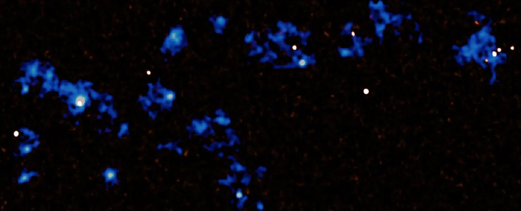 Uma imagem do telescópio mostra longos fios azuis de gás que se estendem por milhões de anos-luz em toda a chamada teia cósmica.